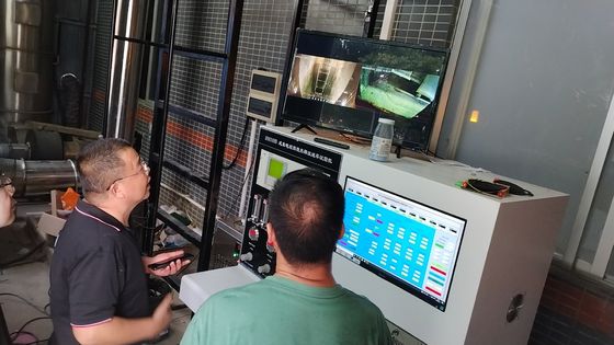 Testlaboratorium voert de test uit van weerstand tegen verticale vlamverspreiding op geleiders testapparatuur