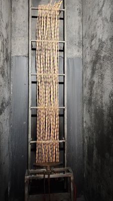 Testlaboratorium voert de test uit van weerstand tegen verticale vlamverspreiding op geleiders testapparatuur