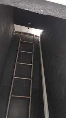 Testlaboratorium voert de test uit van weerstand tegen verticale vlamverspreiding op geleiders testapparatuur